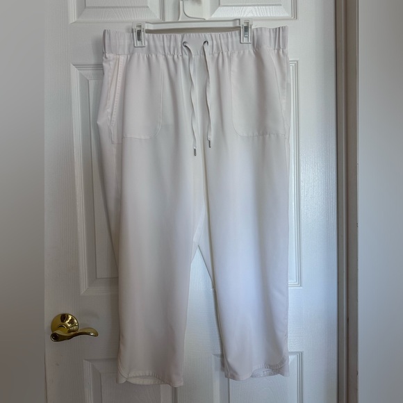 Chico’s size 3(XL/16) White Chic360 Tulip-Hem Crops 36” Length - Picture 4 of 9